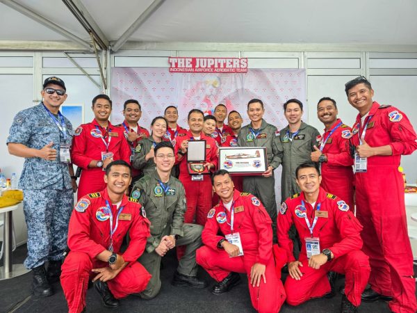 Jupiter Aerobatic Team Serahkan Kenang-Kenangan kepada Konjen RI Penang