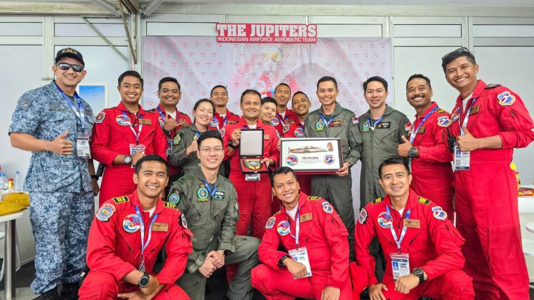 Jupiter Aerobatic Team Serahkan Kenang-Kenangan kepada Konjen RI Penang