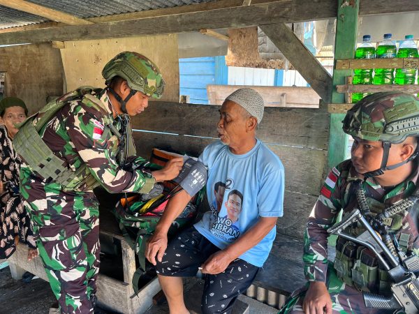 Door to Door Laksanakan Yankes Bersama Pos Tomage Satgas Yonif 642/Kps