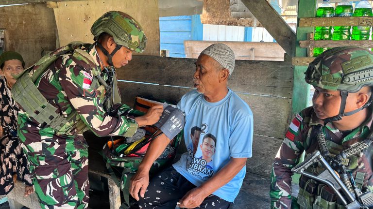 Door to Door Laksanakan Yankes Bersama Pos Tomage Satgas Yonif 642/Kps
