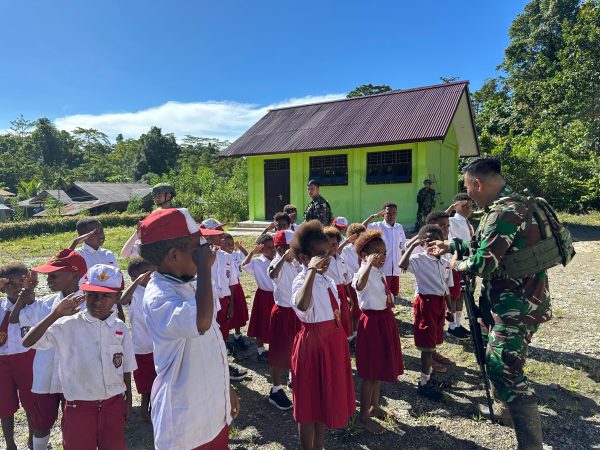 Satgas Yonif 642/Kps Latih Baris-Berbaris Siswa SD Inpres Masyeta