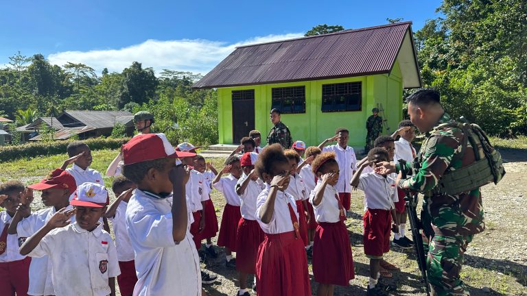 Satgas Yonif 642/Kps Latih Baris-Berbaris Siswa SD Inpres Masyeta