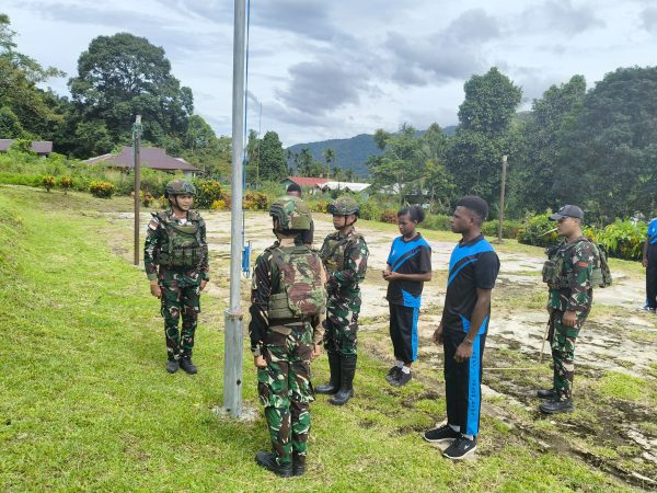 Satgas Pamtas Yonif 642/Kps Ajarkan Murid Sekolah Latihan Baris Berbaris