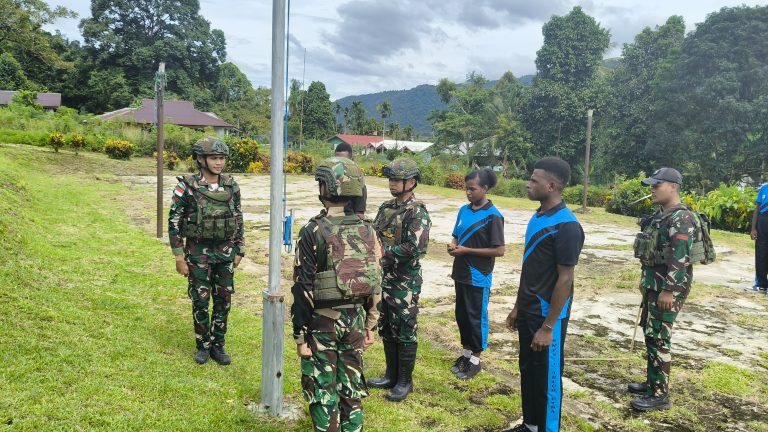 Satgas Pamtas Yonif 642/Kps Ajarkan Murid Sekolah Latihan Baris Berbaris