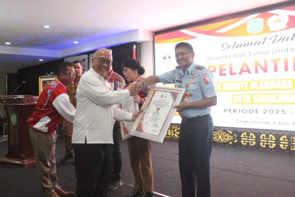 Danlanud Harry Hadisoemantri Raih Penghargaan KONI Kota Singkawang Atas Dedikasi di Bidang Paralayang, Implementasi Semangat TNI AU AMPUH