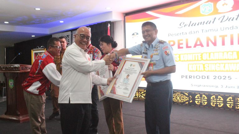Danlanud Harry Hadisoemantri Raih Penghargaan KONI Kota Singkawang Atas Dedikasi di Bidang Paralayang, Implementasi Semangat TNI AU AMPUH