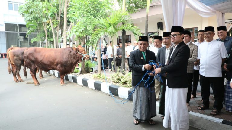 Serahkan Hewan Kurban Kemendagri dan BNPP, Wamendagri Bima Ajak Pegawai Perkuat Kepedulian dan Kebersamaan
