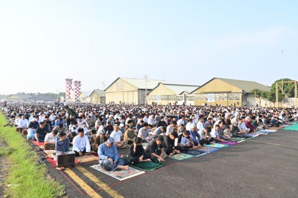 Ribuan Warga Bandung Salat Idul Adha di Lanud Husein, Wujud Nilai Humanis TNI AU AMPUH