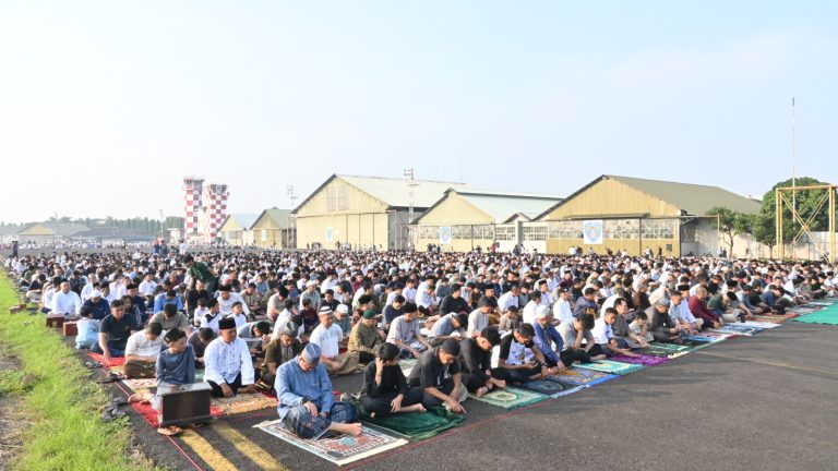 Ribuan Warga Bandung Salat Idul Adha di Lanud Husein, Wujud Nilai Humanis TNI AU AMPUH