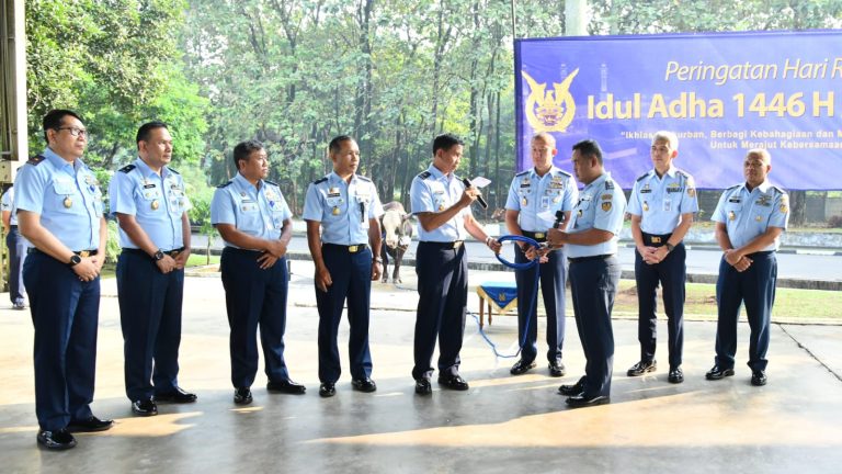 Mabesau Serahkan Hewan Kurban, Implementasi TNI AU AMPUH dalam Momen Idul Adha 1446 H
