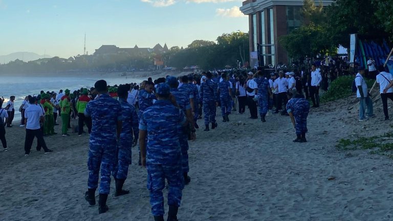 Peringati Hari Lingkungan Hidup, Lanud I Gusti Ngurah Rai Ikuti Aksi Bersih Pantai Wujud TNI AU AMPUH