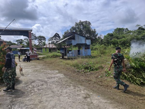 Pos Aroba Satgas Yonif 642 Laksanakan Kegiatan Kerja Bakti di Kampung Sanggwar Distrik Aroba