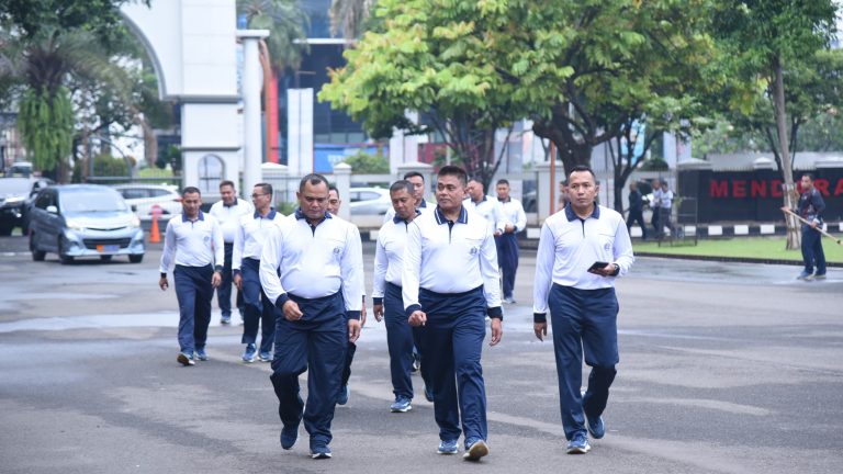 Tingkatkan Kebugaran Tubuh, Wadan Kormar Olahraga Bersama Prajurit Dan PNS Mako Kormar