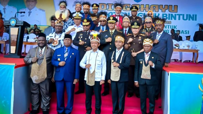 Pangdam XVIII/Kasuari Hadiri HUT ke-22 Teluk Bintuni Perkuat Sinergitas Dengan Pemerintah Daerah