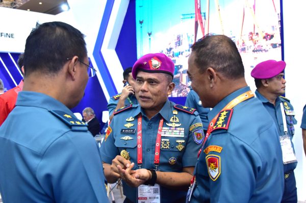 Wadan Kormar Dampingi Kasal Kunjungi Stand Indo Defence Expo & Forum Ke-10
