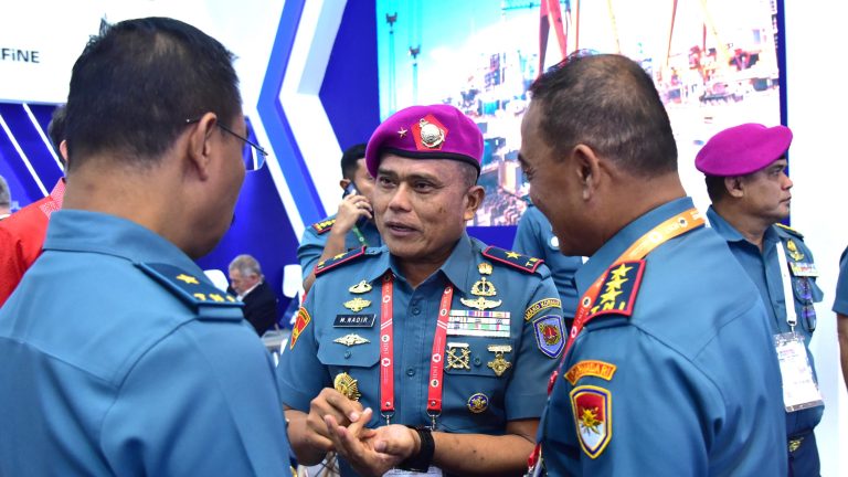 Wadan Kormar Dampingi Kasal Kunjungi Stand Indo Defence Expo & Forum Ke-10
