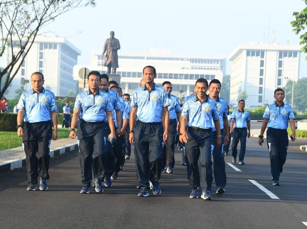 Wakasau Pimpin Jalan Sehat di Mabesau, Dorong Gaya Hidup Bugar dan Soliditas Prajurit TNI AU