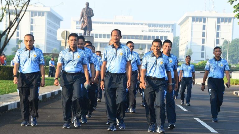 Wakasau Pimpin Jalan Sehat di Mabesau, Dorong Gaya Hidup Bugar dan Soliditas Prajurit TNI AU