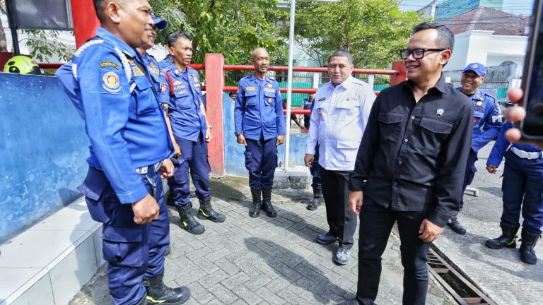 Kunjungi Damkarmat Kota Makassar, Wamendagri Bima Arya Apresiasi Kecepatan dan Responsivitas Layanan