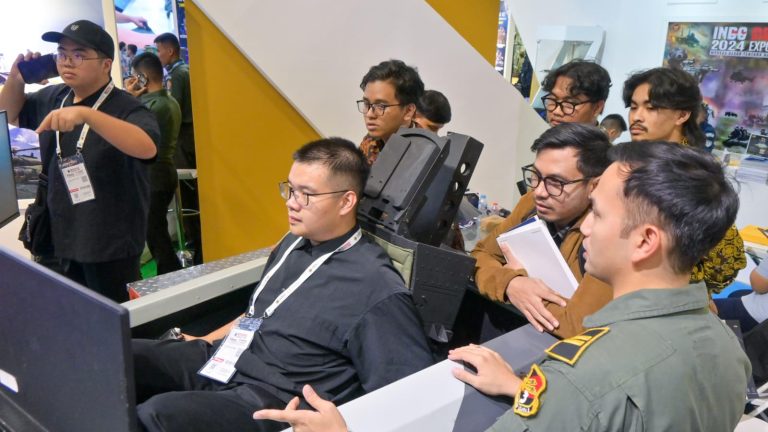 Hari Ketiga Indo Defence 2025, TNI AU Sajikan Edukasi Kesehatan Penerbangan