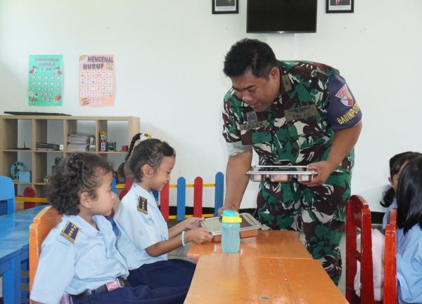 Lanud Abd Saleh Bagikan Makanan Bergizi Gratis untuk Ribuan Pelajar