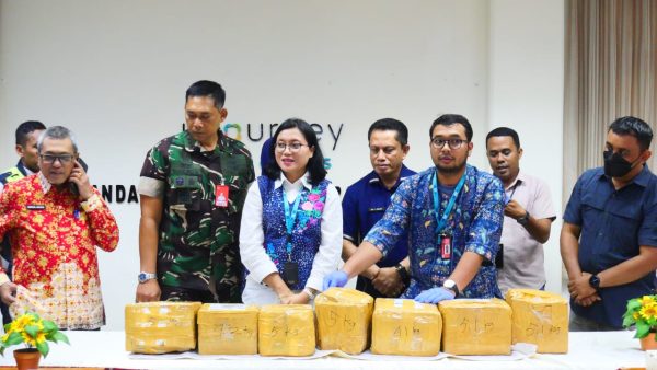 Danlanud Pattimura Hadiri Konferensi Pers Penemuan 33,5 Kg Cairan Merkuri di Bandara Pattimura Ambon