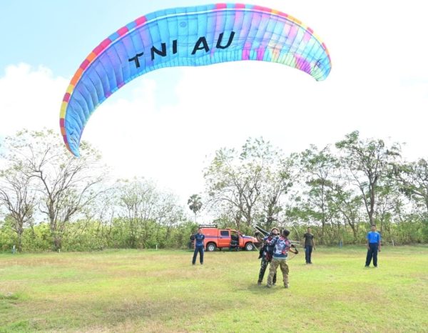 Prajurit Lanud El Tari Latihan Paramotor, Asah Keterampilan Dirgantara