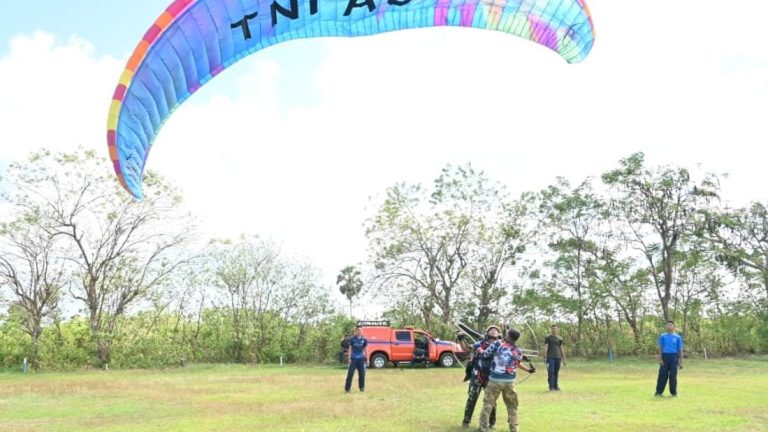 Prajurit Lanud El Tari Latihan Paramotor, Asah Keterampilan Dirgantara