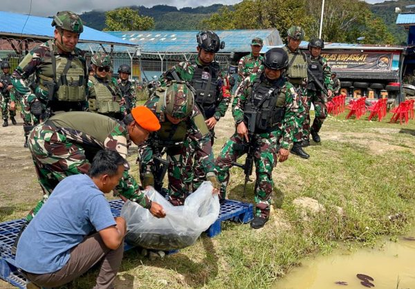 Pangkoopsud III Tinjau Pos Kopasgat dan Tabur Benih Ikan di Oksibil Papua Pegunungan