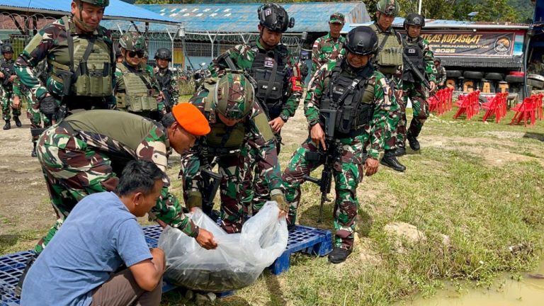 Pangkoopsud III Tinjau Pos Kopasgat dan Tabur Benih Ikan di Oksibil Papua Pegunungan