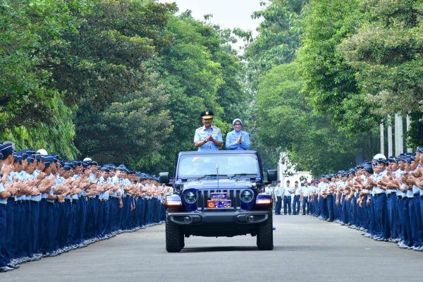 Tradisi Kehormatan Iringi Sertijab Wakasau di Mabesau