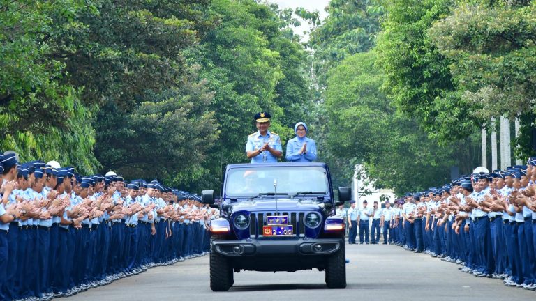 Tradisi Kehormatan Iringi Sertijab Wakasau di Mabesau