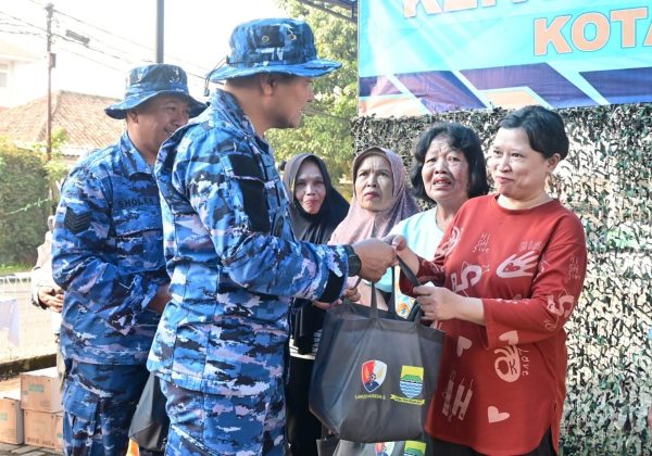 TNI AU Peduli, Lanud Husein Sastranegara Salurkan Ratusan Paket Sembako