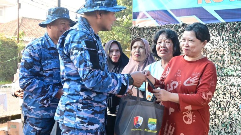 TNI AU Peduli, Lanud Husein Sastranegara Salurkan Ratusan Paket Sembako