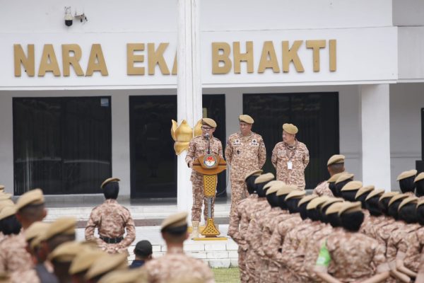 Diiringi Defile Drumband, Wamendagri Bima Sambut Peserta Retret Gelombang II di Kampus IPDN
