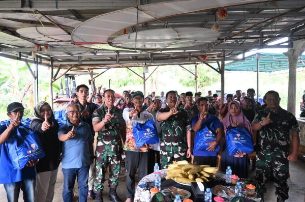 TNI AU AMPUH Salurkan Bantuan Sembako kepada Masyarakat Belitung