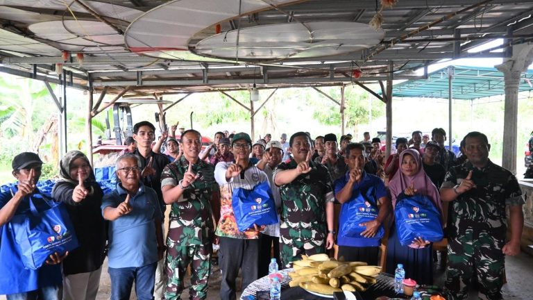 TNI AU AMPUH Salurkan Bantuan Sembako kepada Masyarakat Belitung