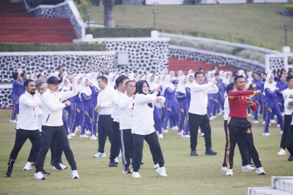 Hari Kedua Retret, Kepala dan Wakil Kepala Daerah Antusias Ikuti Senam Pagi