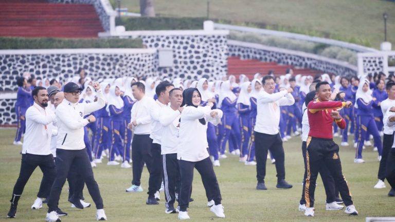 Hari Kedua Retret, Kepala dan Wakil Kepala Daerah Antusias Ikuti Senam Pagi