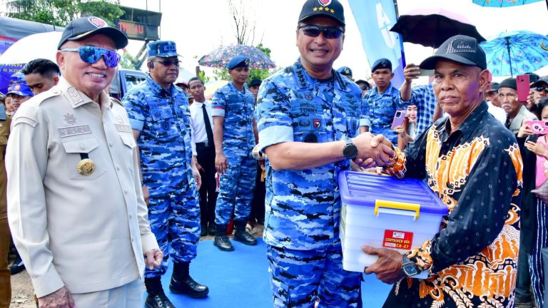 TNI AU Humanis, Kasau Serahkan 1.400 Paket Sembako Usai Saksikan Latihan Sikatan Daya 2025