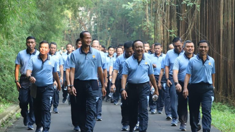 Wakasau Ajak Personel Mabesau Olahraga Bersama, Jaga Kebugaran dan Kebersamaan Prajurit