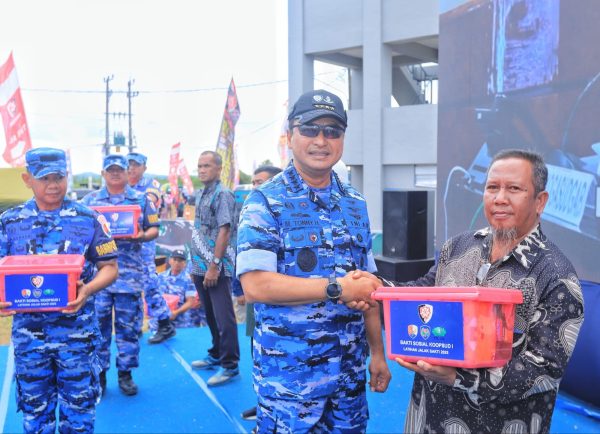 TNI AU Tunjukkan Kepedulian, Kasau Serahkan 1.500 Paket Sembako kepada Masyarakat Sekitar AWR Buding