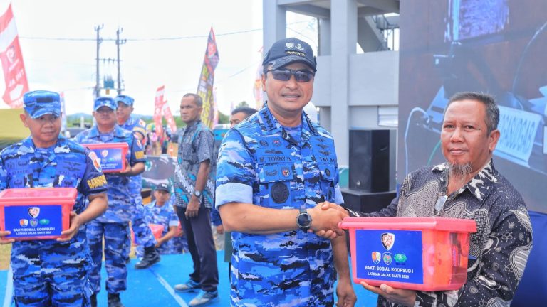 TNI AU Tunjukkan Kepedulian, Kasau Serahkan 1.500 Paket Sembako kepada Masyarakat Sekitar AWR Buding