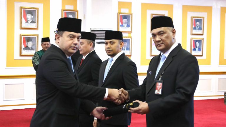 Lantik Empat Pejabat Pimpinan Tinggi Pratama, Sekjen Kemendagri: Pahami Dinamika Pemberitaan di Masyarakat