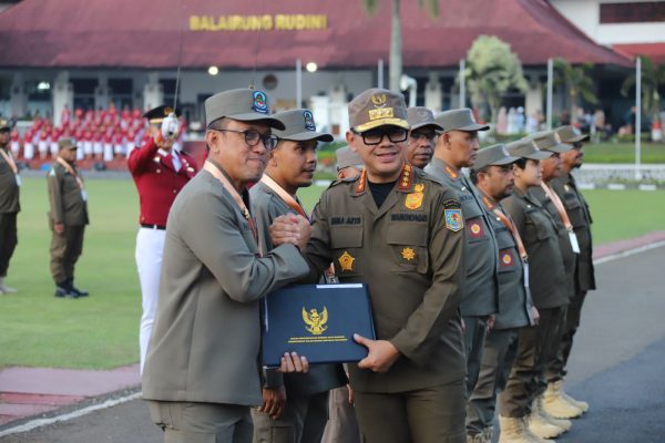Gelaran Upacara dan Defile Gita Abdi Praja Tandai Ditutupnya Retret Kepala Daerah Gelombang II di Kampus IPDN Jatinangor