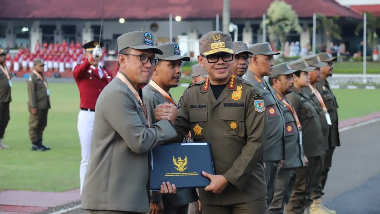 Gelaran Upacara dan Defile Gita Abdi Praja Tandai Ditutupnya Retret Kepala Daerah Gelombang II di Kampus IPDN Jatinangor