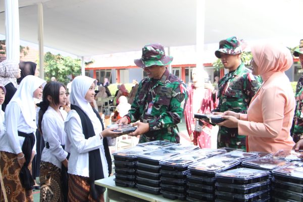 Lanud Husein Sastranegara Bagikan Makanan Bergizi di SD Angkasa 3 Jelang Libur Sekolah