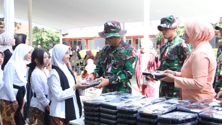 Lanud Husein Sastranegara Bagikan Makanan Bergizi di SD Angkasa 3 Jelang Libur Sekolah