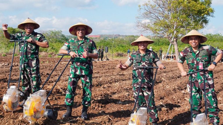 Komitmen Dukung Ketahanan Pangan, Lanud El Tari Tanam Jagung Lamuru