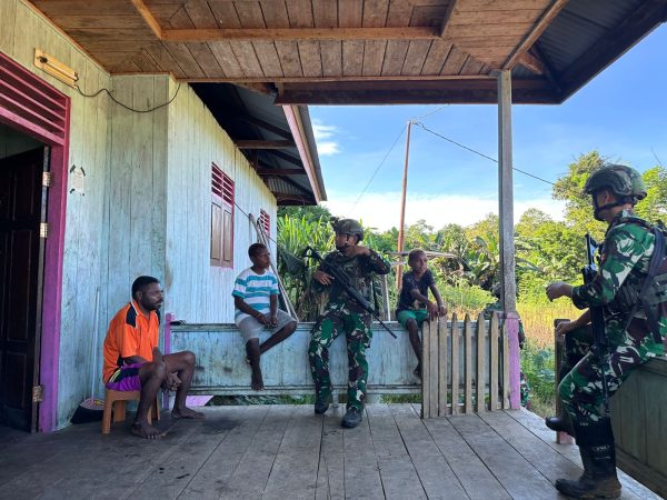 Satgas Yonif 642/Kps Laksanakan Komsos di Kampung Masyeta